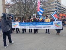 Kopf des Demozuges mit Banner, Stuttgart, 04. April 2026, Foto: Sergej Perelman 