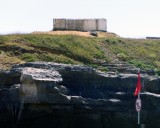 Reste der alten Bunkeranlagen, vom Strand aus gesehen