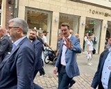 Ministerpräsident Hendrik Wüst (CDU) begrüßt Gäste beim Rundgang durch Münster.