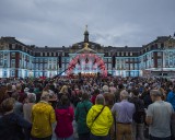 Rund 7.000 Gäste erleben das Sommerkonzert vor dem illuminierten Schloss. Foto: Land NRW / Lars Berg