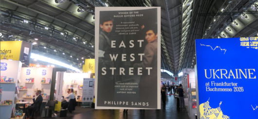 Buch von Philippe Sands, Messeansicht, Fotomontage